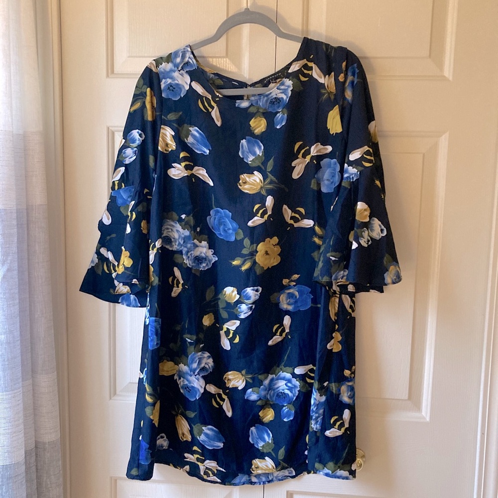 Floral bee print bell sleeve shift dress